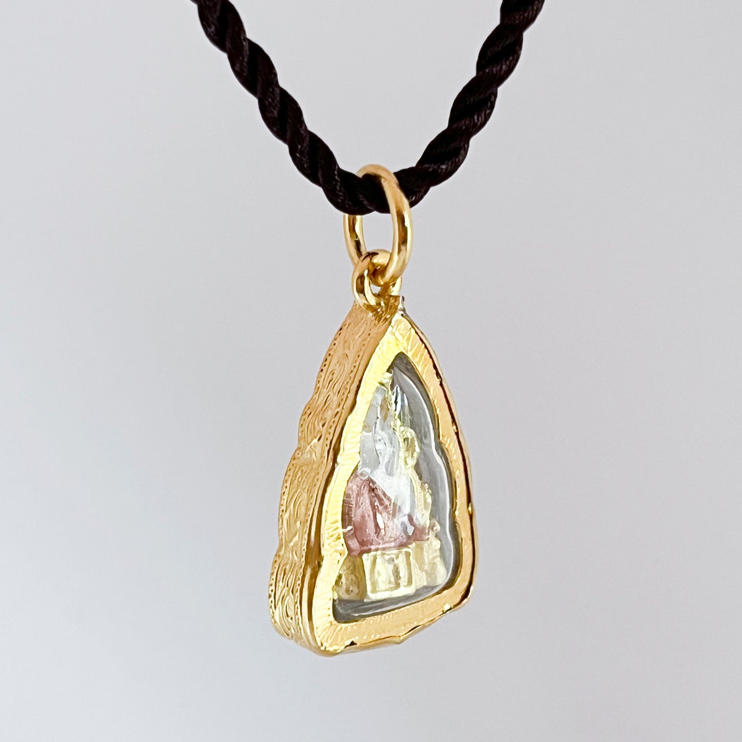 Phra Phuttha Chinnarat Buddha Bhumisparsha mudra Earth-Touching Pendant